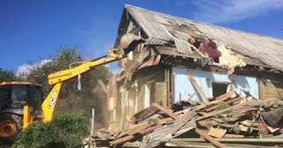 Промышленный демонтаж пристроек к дому в Гатчине | Цены от 577 руб. за м2