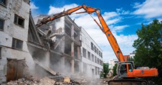 Промышленный демонтаж зданий Гатчина, цена от 2989 руб.