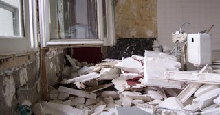 Демонтаж хрущевки в Гатчине - удаление старых полов и стен по выгодной цене от 1783 рублей.