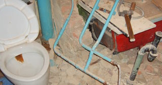 Профессиональный демонтаж перегородки ванной и туалета в Гатчине - от 577 рублей